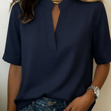 Margarida | Blusa chic com decote em V e detalhe dourado