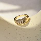Anel de ouro elegante com pedras brilhantes (1+1 GRÁTIS)